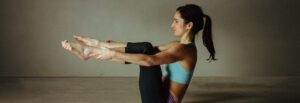 Kobieta ćwicząca pilates. Jedna z pozycji.