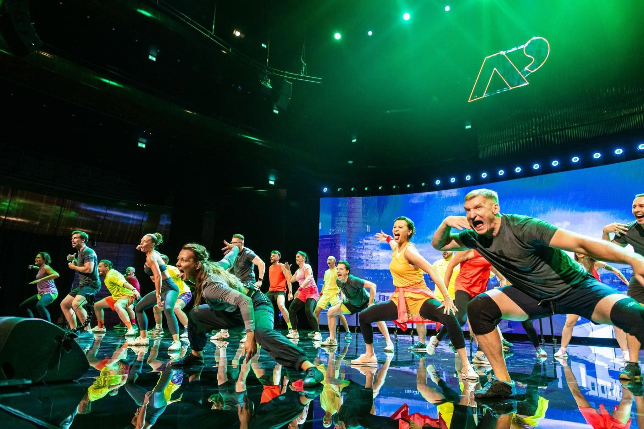 Scena musicalu przygotowanego na jubileusz 20-lecia net-o-logy