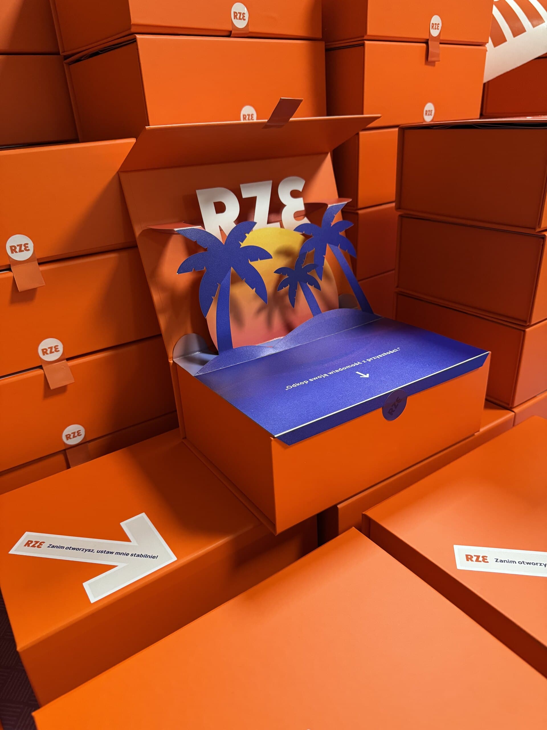 Giftbox RZEcommerce 2025 inspirowany kalifornijskim motywem wydarzenia